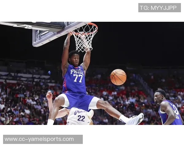 埃奇库姆高空起飞挑战米切罗虽未成功却成功造成犯规 埃奇库姆高空起飞挑战米切罗虽未成功却成功造成犯规