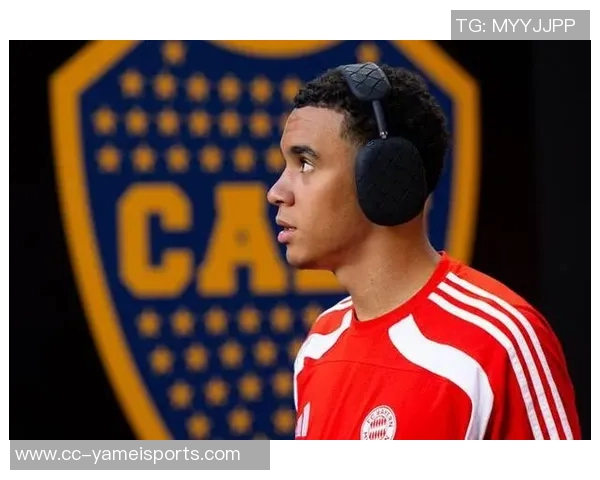 穆西亚拉亲临训练场为队友加油助威并热情签名回馈球迷