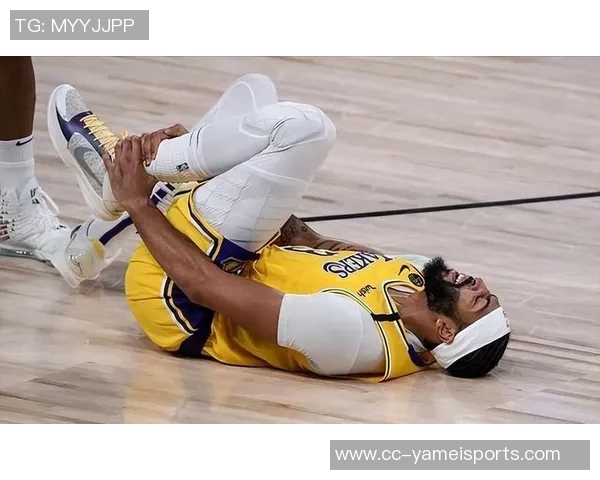 弗里曼防守丹尼斯三分时垫脚被判定为一级恶意犯规引发争议