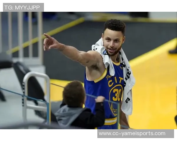 库里强调年轻球员的重要性呼吁全队以积极能量共同努力争胜 库里强调年轻球员的重要性呼吁全队以积极能量共同努力争胜