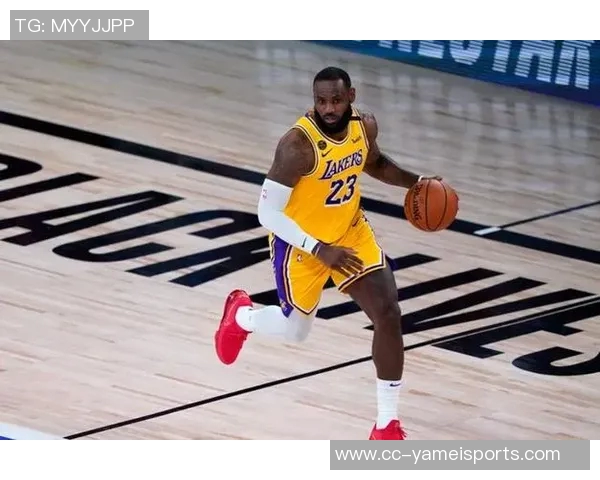 詹姆斯身穿布莱斯大学6号球衣到场观赛令老父亲倍感骄傲与自豪