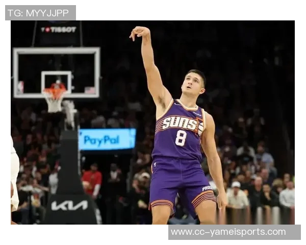 布克上半场火力全开三分球三记助力球队表现出色拿下11分3篮板3助攻1抢断